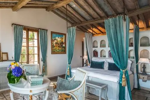 На изображении может находиться дизайн интерьера в помещении мебель стул жилье дом гостиная комната дерево и пол