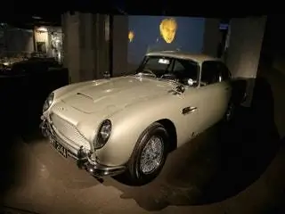 Это изображение может содержать Транспортное средство Автомобиль Автомобиль Человек Спортивный автомобиль и купе