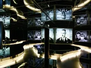 На изображении может находиться дизайн интерьера в помещении человек человек комната перила перила и здание