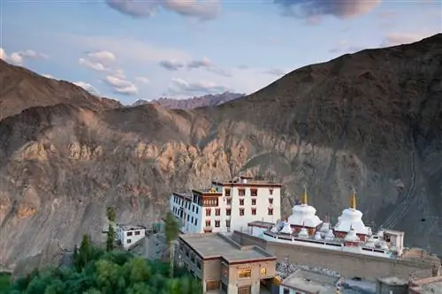 Ламаюру Ладакх Джамму и Кашмир Индия Южная Азия. Жилье Архитектура Здание Монастырь Купол Природа На открытом воздухе и