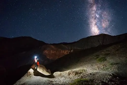 Стоя в одиночестве на вершине горы с прекрасной розой Млечного Пути в небе, я не могу удержаться от того, чтобы взять