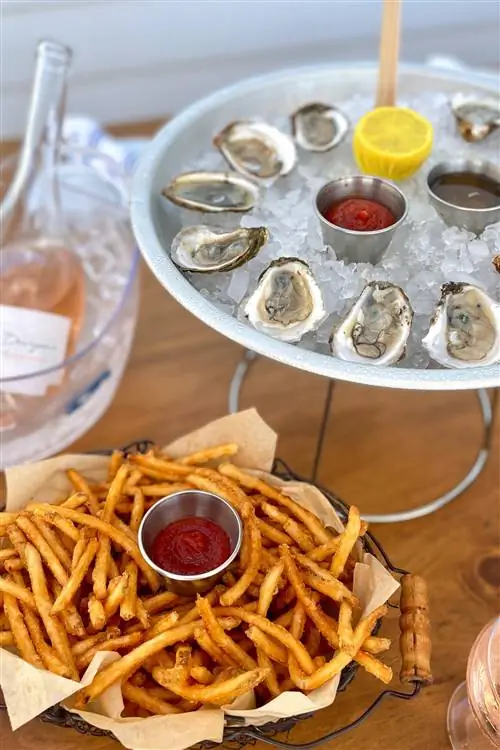 устрицы. картофель фри. вино. еда. кетчуп