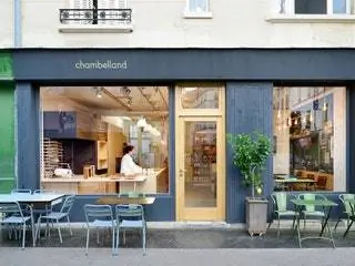 Это изображение может содержать Мебель Стул Ресторан Человек Кафе Пекарня и Кафетерий