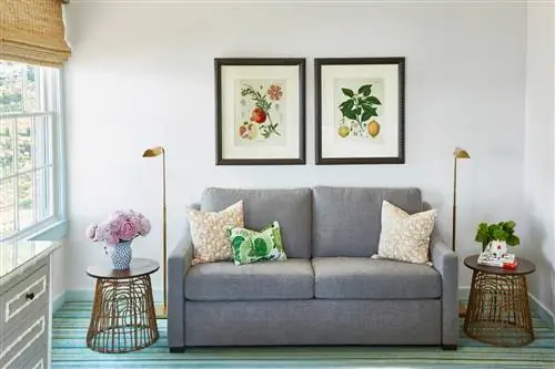 На изображении может находиться мебель диванная подушка гостиная комната в помещении домашний декор подушка стол и холст