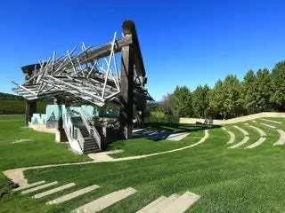 На изображении может находиться здание газона и мостик Plant Grass