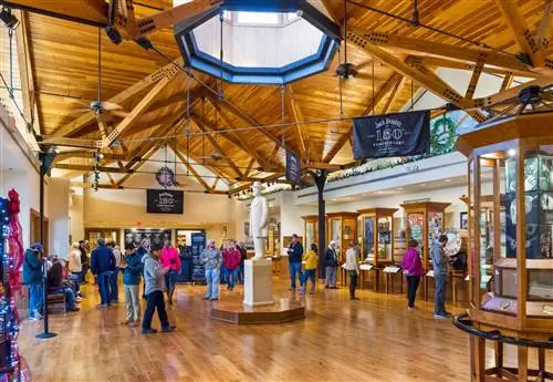 Винокурня Джека Дэниелса. Центр посетителей винокурни Jack Daniels в Линчбурге, штат Теннесси, США.