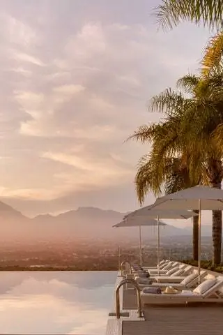 На изображении может находиться здание отель курорт на улице природа и лето