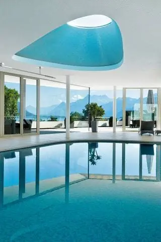 На изображении может находиться здание в помещении, бассейн, вода, жилье, комната, квартира, бассейн и пол.