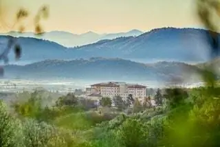 Город Фьюджи, расположенный всего в 50 минутах езды от Рима, славится своими целебными водами еще с 14 века, когда