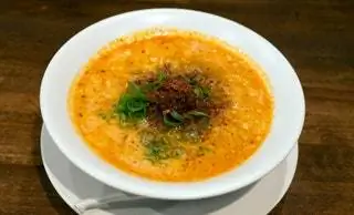 На изображении может находиться тарелка с едой и карри