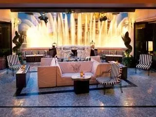 На этом изображении может находиться напольное покрытие, человек, в помещении, ковер, освещение в комнате, ресторан, сцена, пол, мебель и стул.