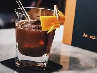 На этом изображении может быть напиток, коктейль, алкоголь и напитки.