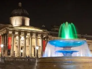 На изображении может находиться вода, человек и фонтан