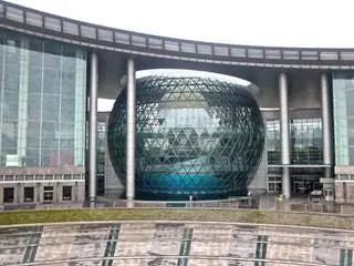 На изображении может находиться здание Архитектура офисного здания Конференц-центр Сфера Человек и человек