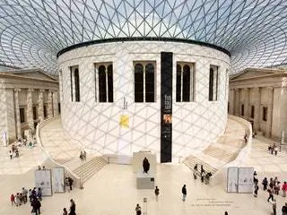 На изображении может находиться человек человек архитектура здание перила перила пол вестибюль и в помещении