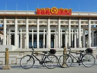На изображении может находиться транспортное средство с колесной машиной и велосипедом