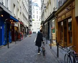 На изображении может находиться дорожка, дорожка, транспорт, транспорт, велосипед, велосипед, колесо, машина, человек и тротуар.