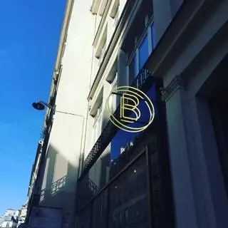 На изображении может находиться офисное здание здание город город город город мегаполис перила и перила