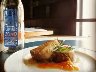 Это изображение может содержать Мебель Стул Ресторан Человек Кафе и Кафетерий