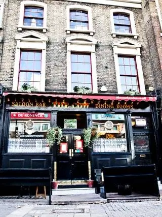 Традиционный вход в гастропаб в классический ресторан Notting Hill The Cow.