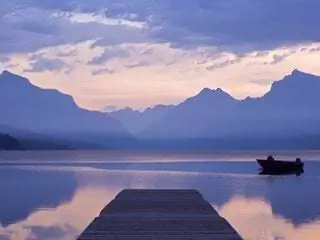 На изображении может находиться вода набережная док порт пирс природа транспорт транспортное средство лодка на улице и здание
