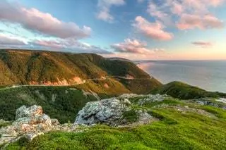 Извилистая дорога Cabot Trail, вид сверху на Skyline Trail на закате в национальном парке Кейп-Бретон-Хайлендс.