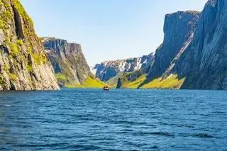 На изображении может находиться природа на улице скала мыс вода горный пейзаж океан море горный хребет и береговая линия