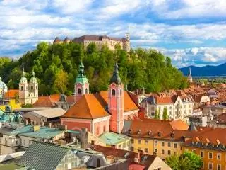 Изображение может содержать крышу и черепичную крышу Изображение может содержать крышу и черепичную крышу