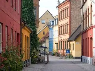 На изображении может находиться Path Walkway Flagstone Тротуар Pavement City Urban Road Town Building Улица и перила На изображении может находиться Path Walkway Flagstone Тротуар Pavement City Urban Road Town Building Улица и перила