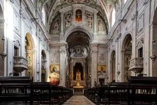 Интерьер церкви Igreja de Nossa Senhora da Encarnacao в Лиссабоне, Португалия.