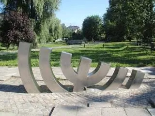 Это изображение может содержать каменную плиту и солнечные часы.