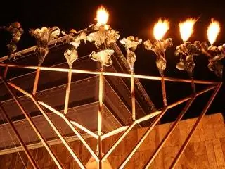 На изображении может находиться люстра Fire Flame Lamp, перила и перила