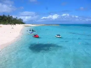 На изображении может находиться транспорт транспортное средство лодка человек на открытом воздухе природа земля океан вода и море