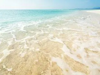 Это изображение может содержать Береговая линия Вода Море Океан На открытом воздухе Природа Побережье Пляж Ковер Песок и Земля