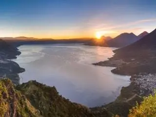 Это изображение может содержать Мыс Свет Вспышка Природа На открытом воздухе Пейзаж Солнечный свет Земля Ландшафт Вода Океан и море