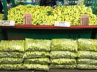 На изображении может находиться растение человек человек банан фрукты продовольственный магазин полка рынка и продуктовый магазин