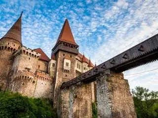 На изображении может находиться шпиль здания, башня, башня, шпиль, замок и форт.