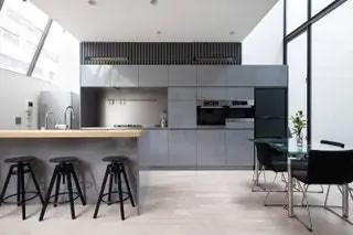 На изображении может находиться мебель стул в помещении кухня кухня остров дом дизайн жилья и интерьера