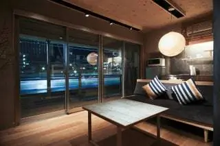 Это изображение может содержать Мебель Стол В помещении Дизайн интерьера комнаты Гостиная Подушка Освещение Диван и подушка