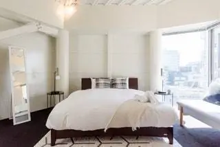 На изображении может находиться мебель и кровать для спальни в помещении