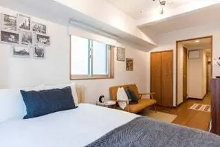 Это изображение может содержать Комната Спальня В помещении Мебель Угловая Подушка Подушка Кровать и Комната в Общежитии