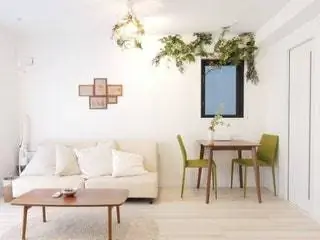 Это изображение может содержать Мебель Стул Стол В помещении Угол комнаты Дизайн интерьера гостиной и Обеденный стол