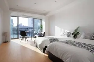 На изображении может находиться комната в помещении Мебель для спальни Кровать Стул Жилое здание Комната и этаж общежития