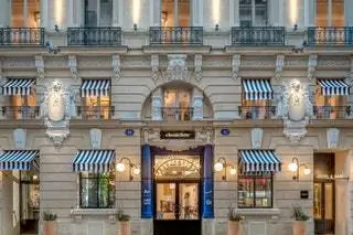 На изображении может находиться Home Decor City Urban Town Building Метрополис Перила Перила Человек Путь и дорожка