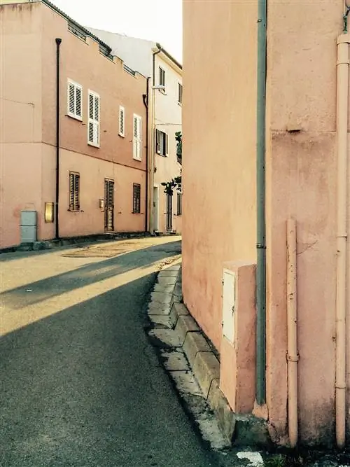 Это изображение может содержать дорожку гудронированное шоссе Асфальтовая дорога пешеходная дорожка городской город здание город улица тротуар и тротуар