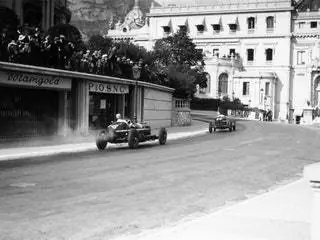 На изображении может находиться колесо машина транспорт транспорт автомобиль человек асфальт асфальт и дорога