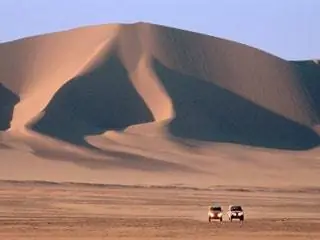 На изображении может находиться почва на улице природа песчаные дюны автомобиль автомобильный транспорт автомобиль и пустыня