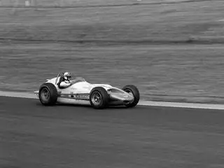 Это изображение может содержать Транспортное средство Автомобиль Автомобиль Автомобиль Колесо Машина Шина Спортивная машина Гоночная машина и Формула-1