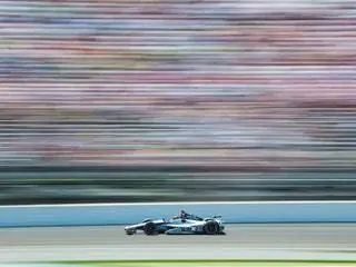 На изображении может находиться транспортное средство Автомобиль Formula One Car Human and Person