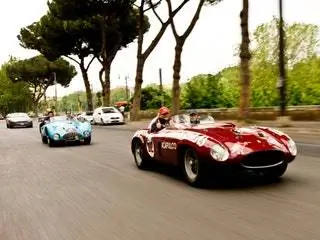 На изображении может находиться транспортное средство Транспорт Автомобиль Автомобиль Человек Спортивная машина Гоночная машина Асфальт и асфальт